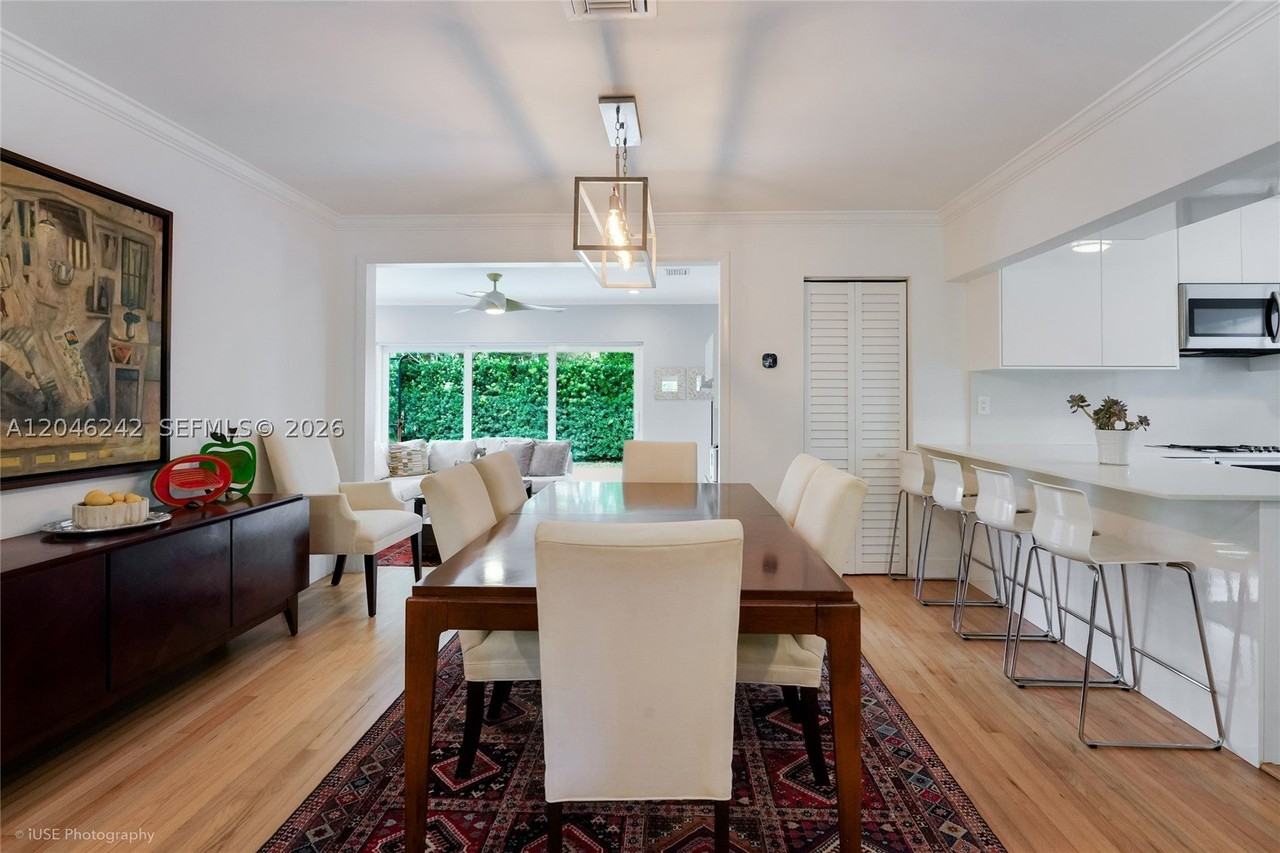 1556 Catalonia Ave - Photo 4 of 24