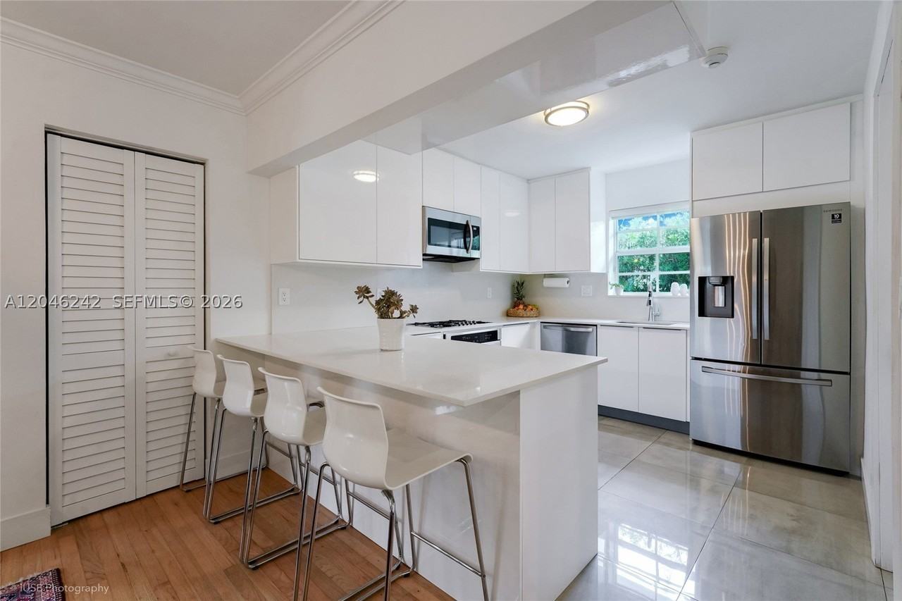 1556 Catalonia Ave - Photo 5 of 24