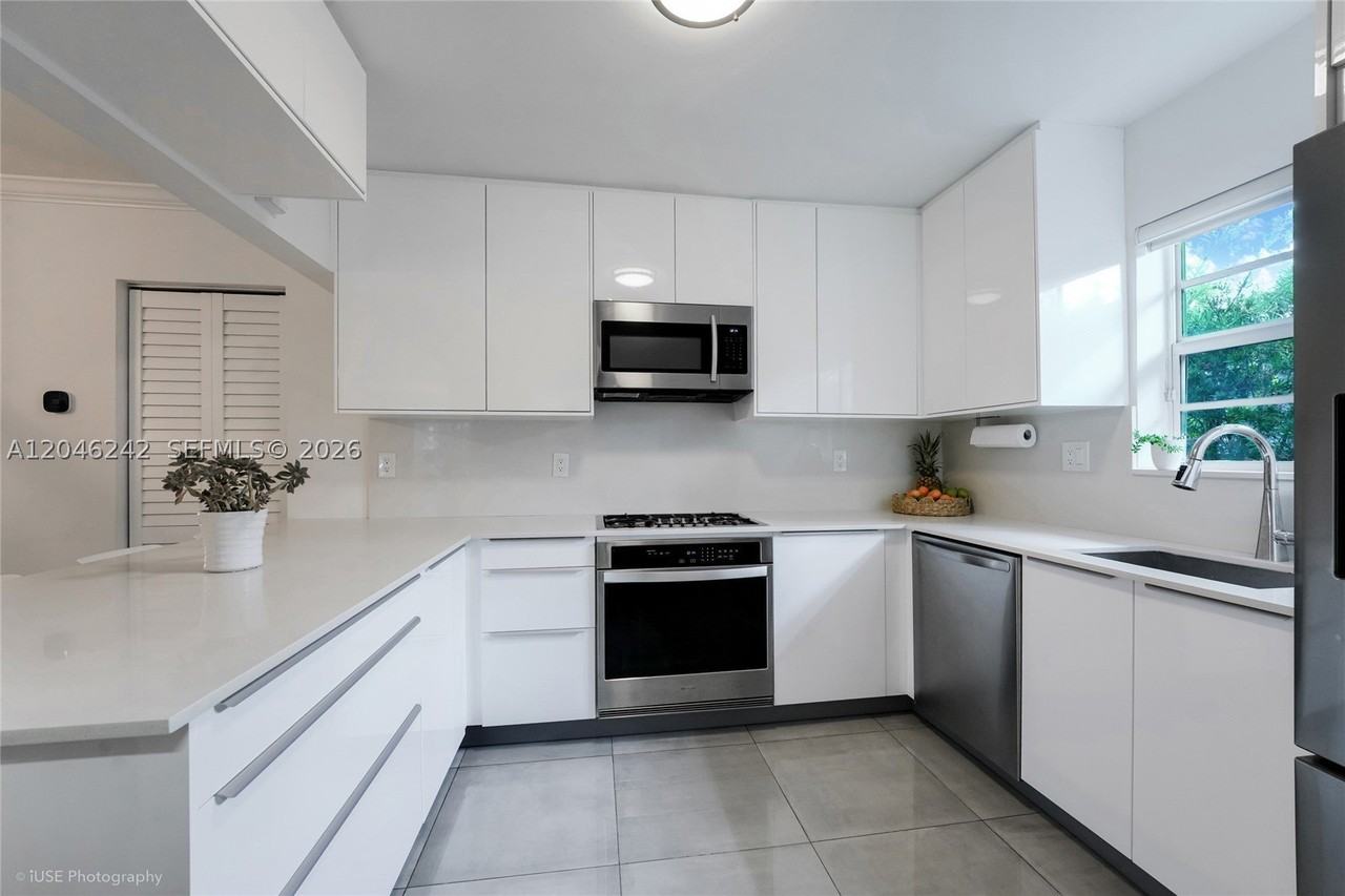 1556 Catalonia Ave - Photo 6 of 24