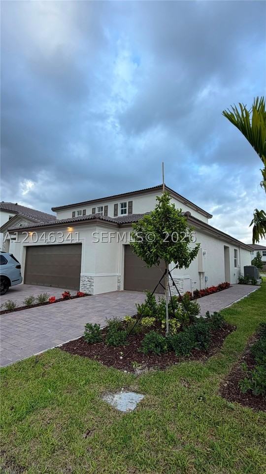 2475 Se 29th Dr - Photo 2 of 48