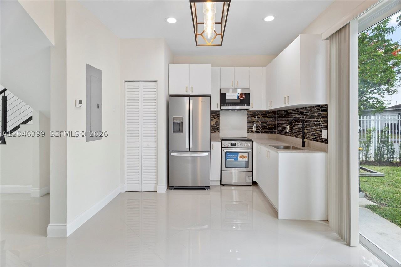 1252 Nw 39th St #1252 - Photo 4 of 15