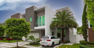 featured image of 10561 Nw 68th Ter