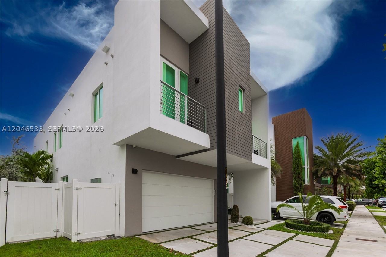 10561 Nw 68th Ter - Photo 5 of 50