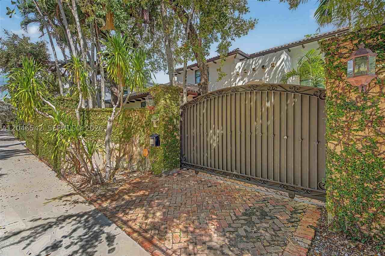 2561 Trapp Ave - Photo 2 of 24