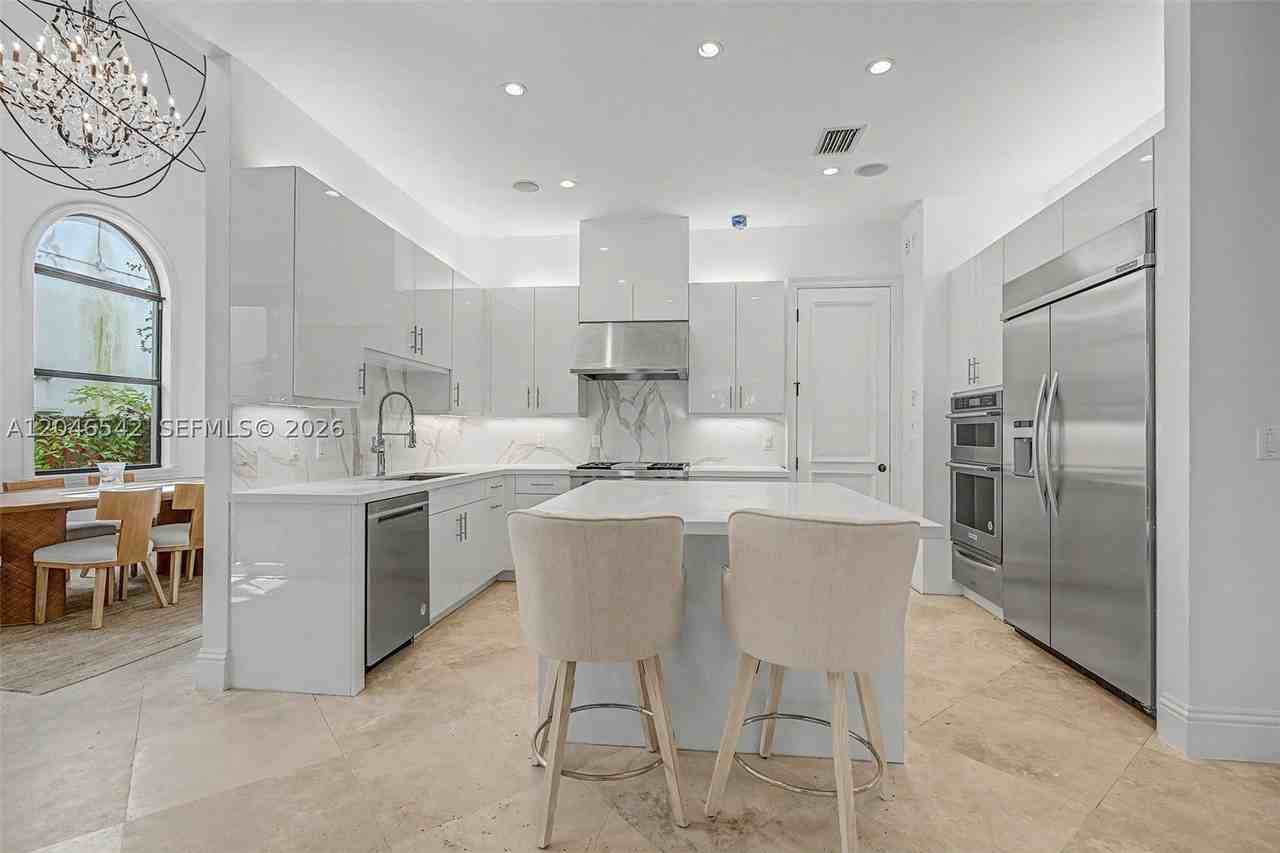 2561 Trapp Ave - Photo 4 of 24