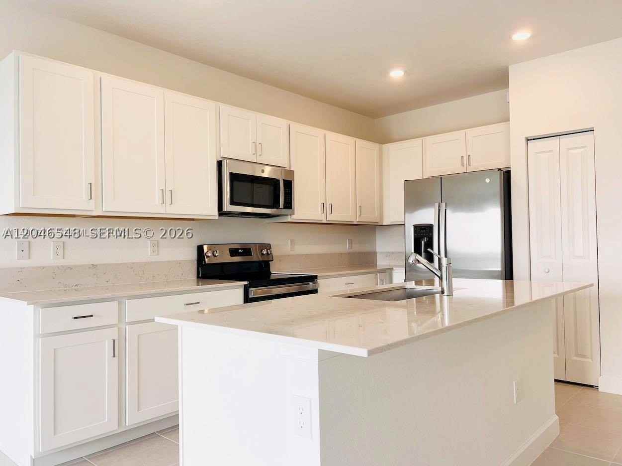 204 Se Woodbark St #204 - Photo 3 of 19
