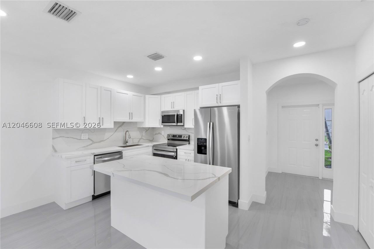2802 Sw 128th Way #B - Photo 6 of 34