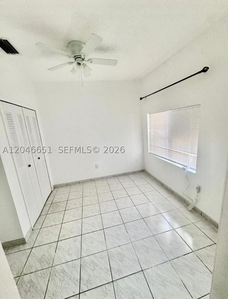 1922 Nw 4th St #B - Photo 3 of 6