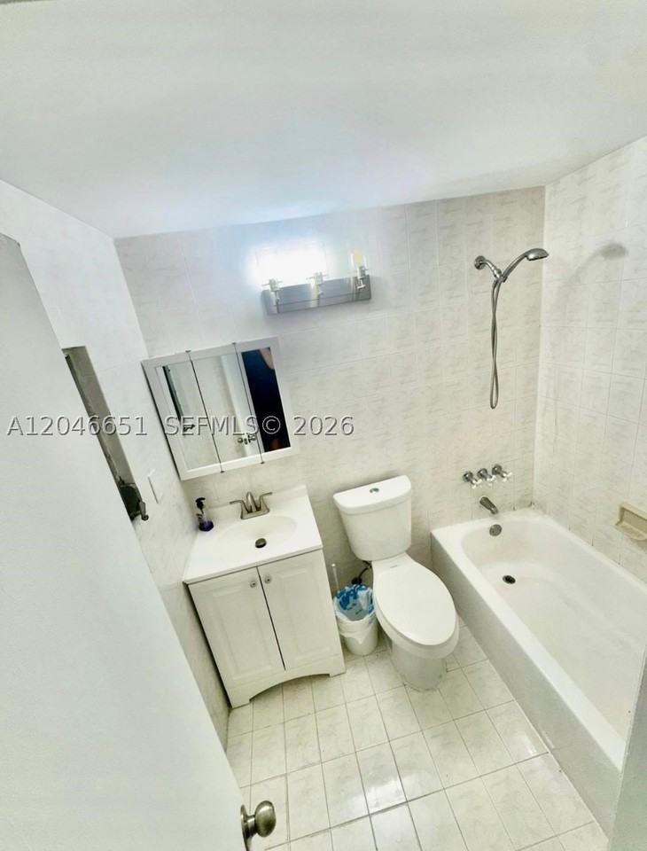 1922 Nw 4th St #B - Photo 4 of 6