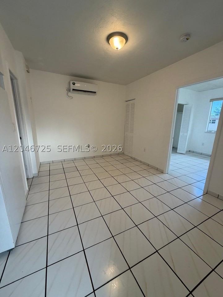 1036 Nw 3rd St #2 - Photo 4 of 8