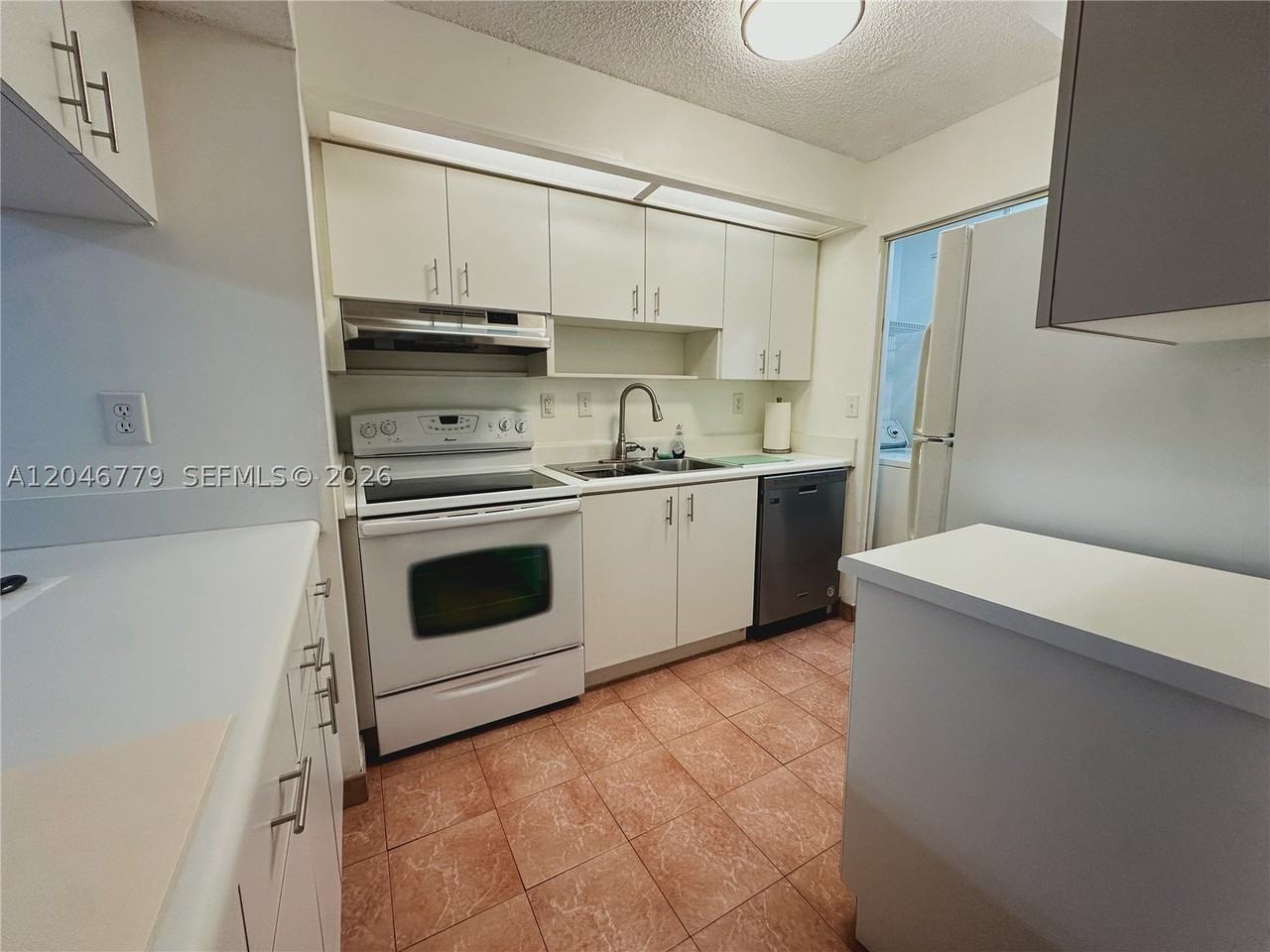 927 Ne 199th St #101 - Photo 3 of 11