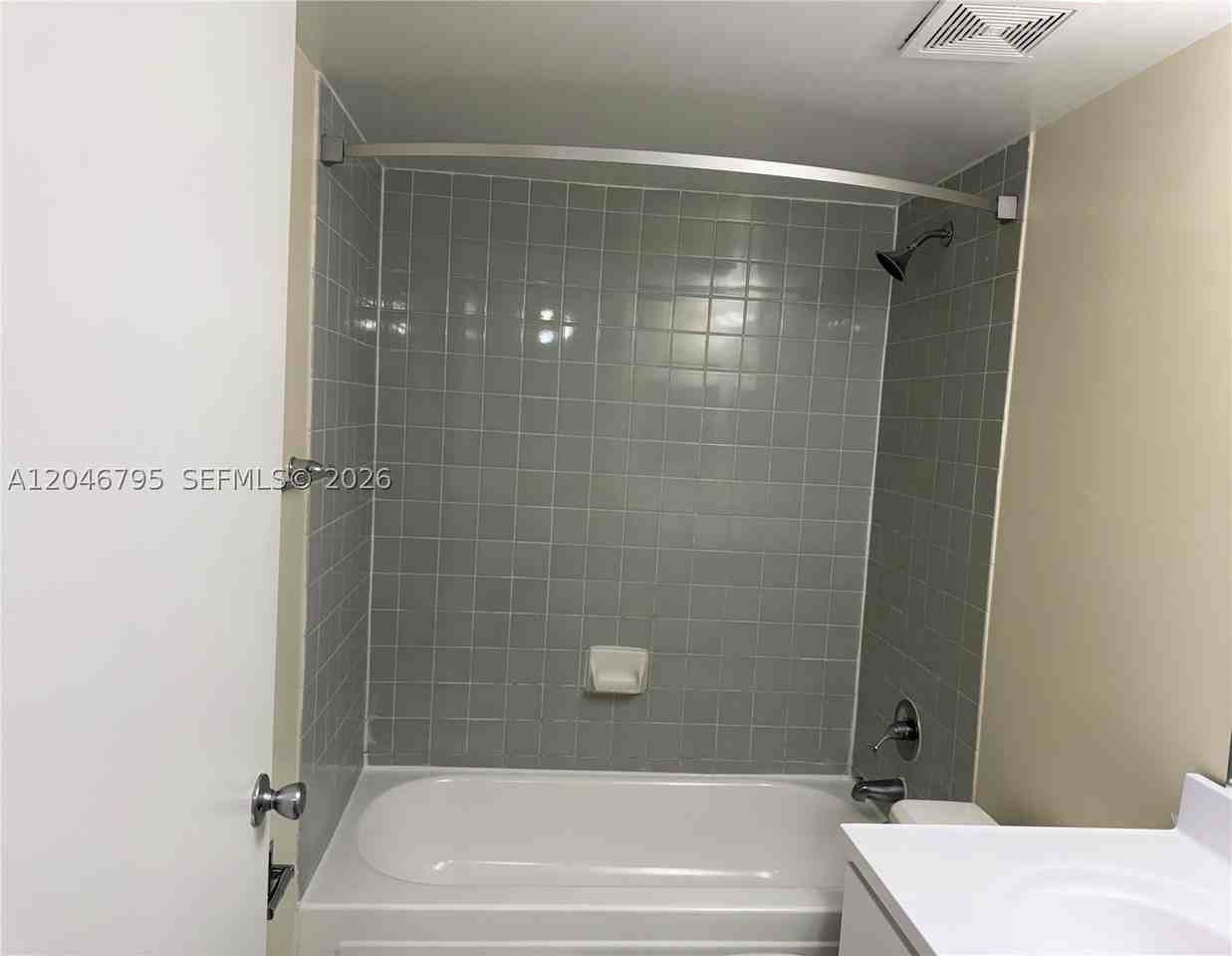 915 Nw 1st Ave - Photo 5 of 8