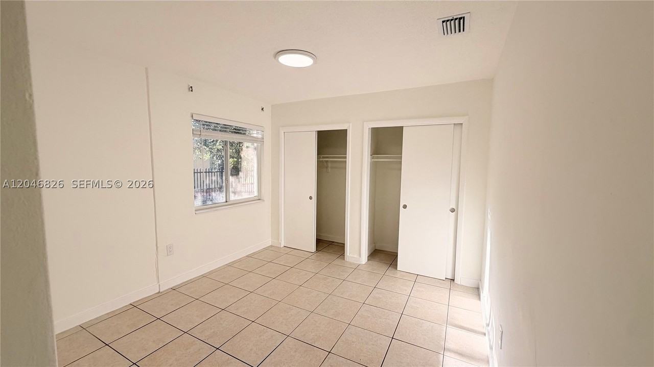 2540 Ne 181st St #2542 - Photo 2 of 11