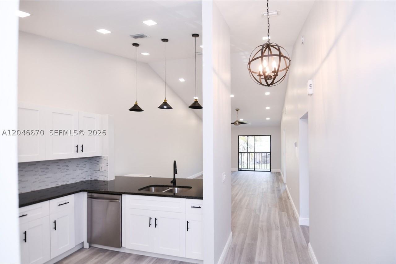 2315 Sw 22nd Ave #2020 - Photo 3 of 14