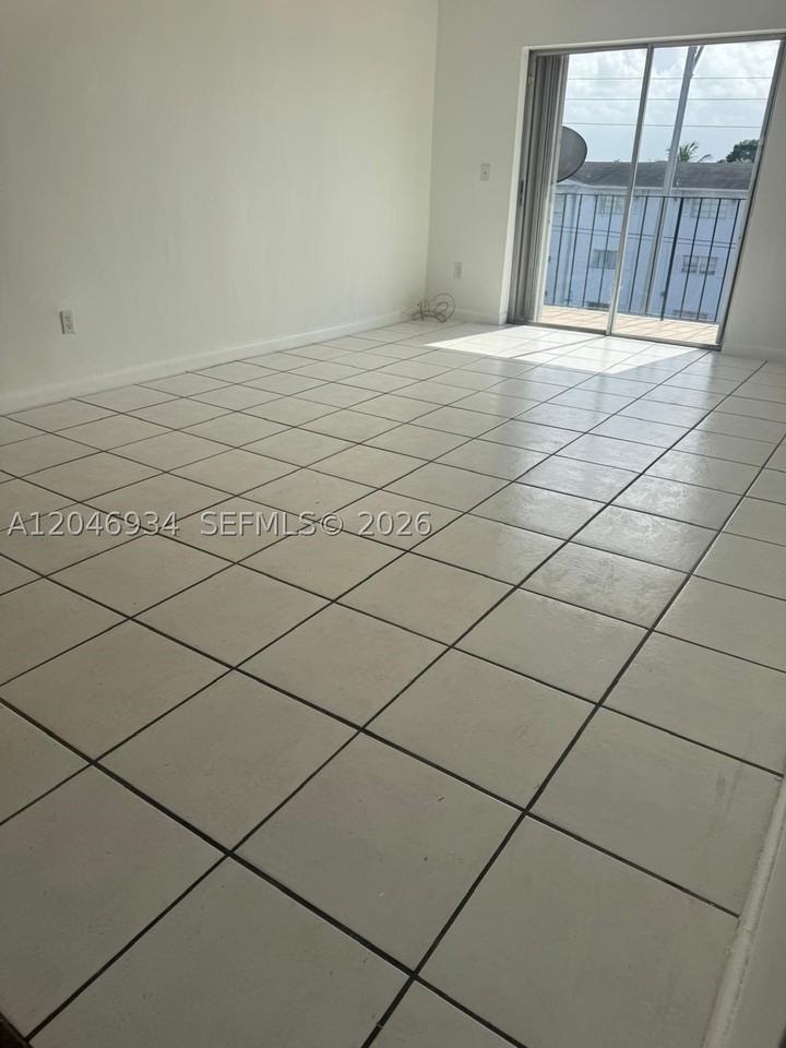 13725 Ne 6th Ave #402 - Photo 2 of 6