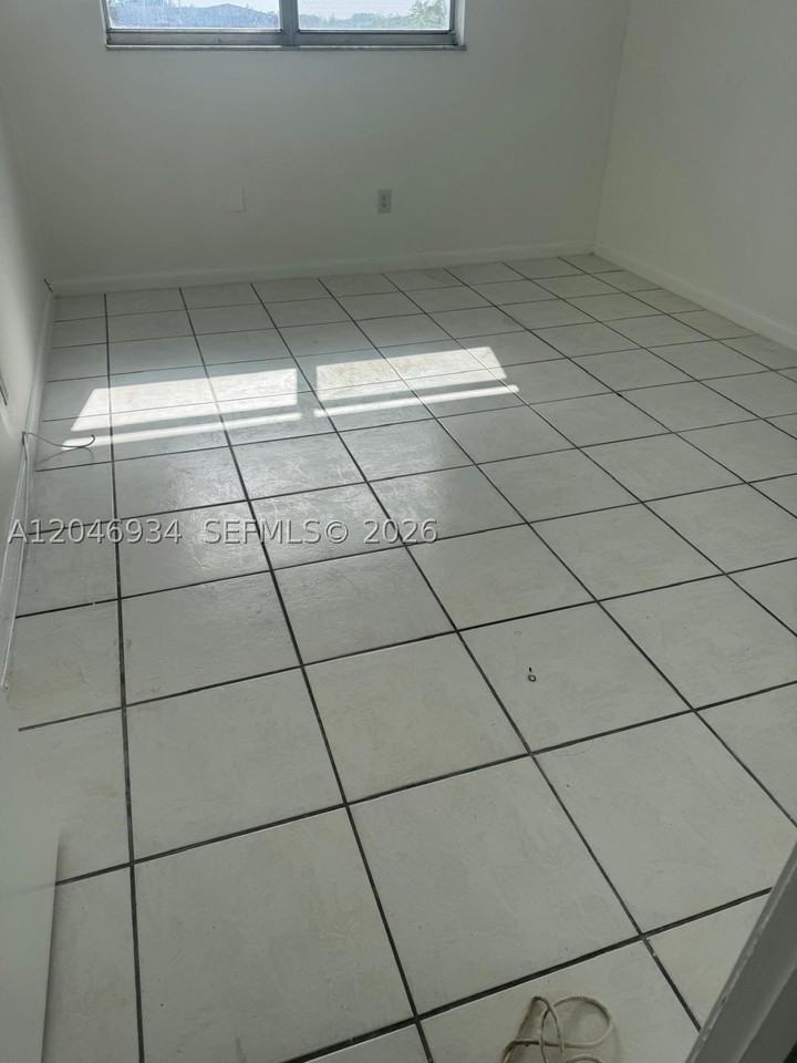 13725 Ne 6th Ave #402 - Photo 4 of 6