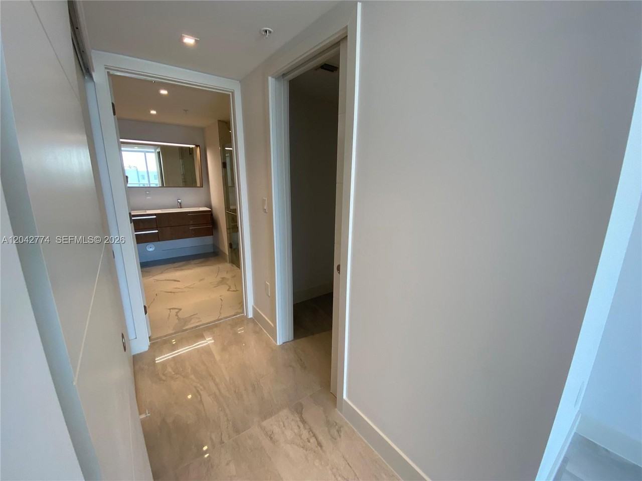 9521 E Bay Harbor Dr #6 - Photo 5 of 8