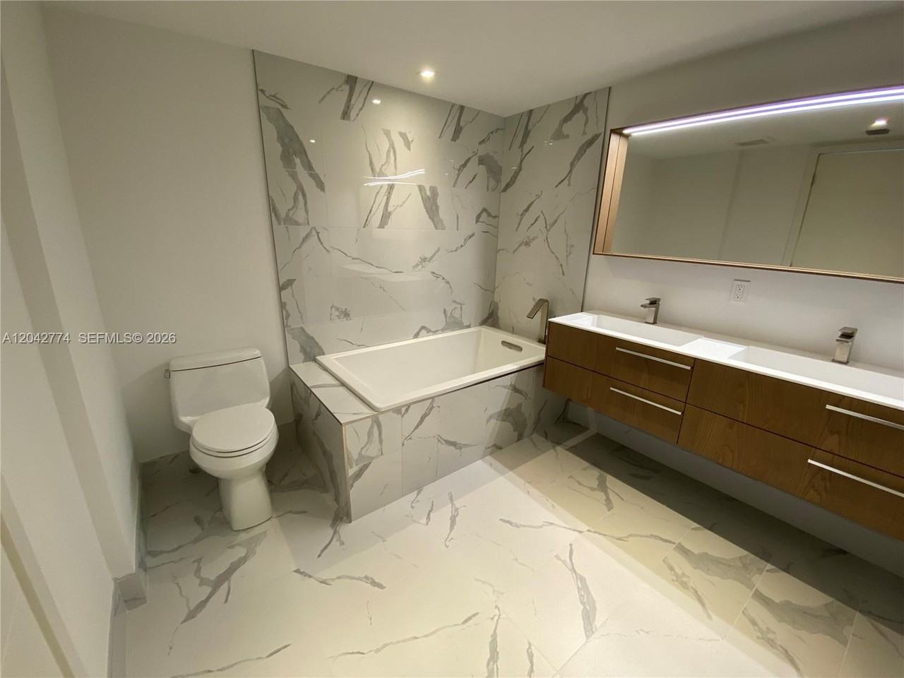 9521 E Bay Harbor Dr #6 - Photo 6 of 8