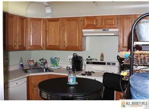 388 Lancaster Ct - Photo 3 of 12