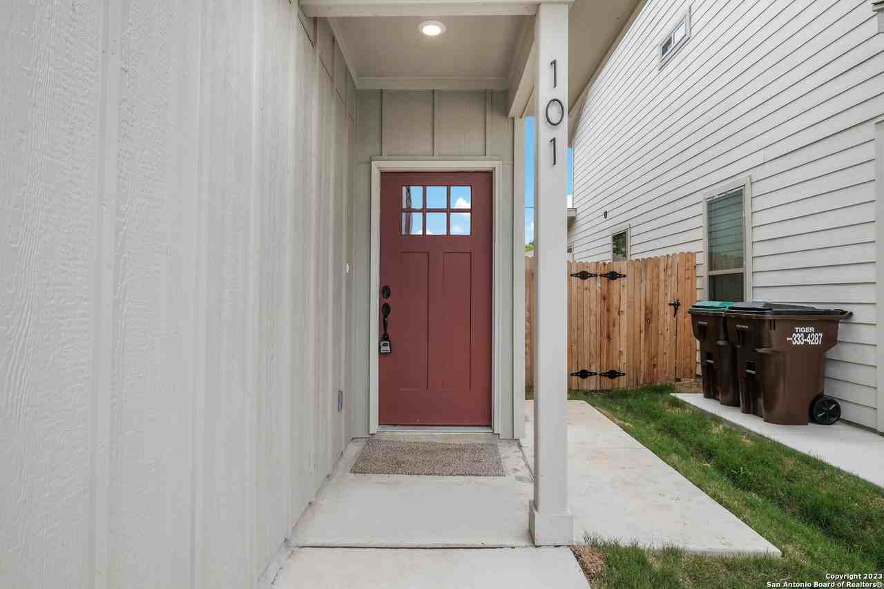2507 Lynwood Bnd #101 - Photo 3 of 19
