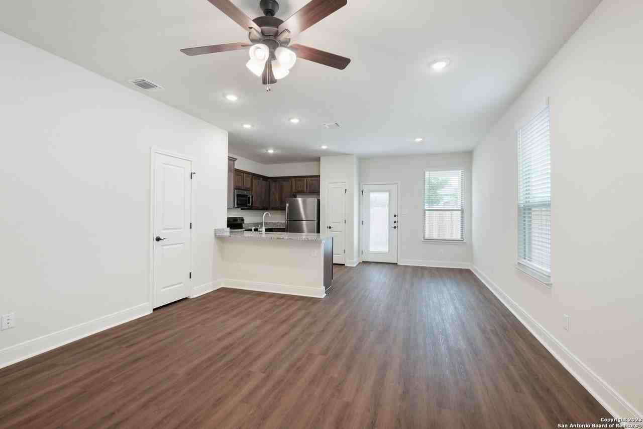 2507 Lynwood Bnd #101 - Photo 4 of 19