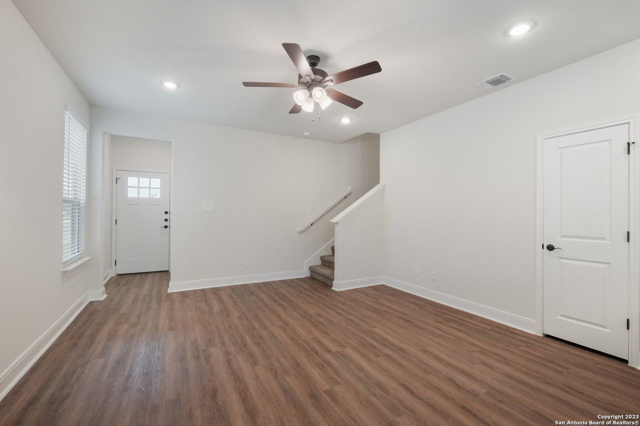 2507 Lynwood Bnd #101 - Photo 5 of 19