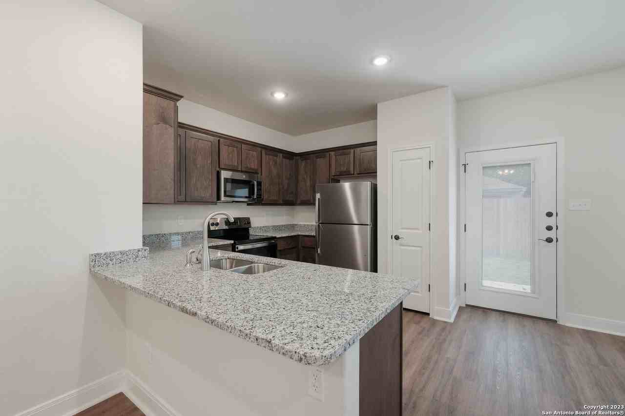 2507 Lynwood Bnd #101 - Photo 7 of 19