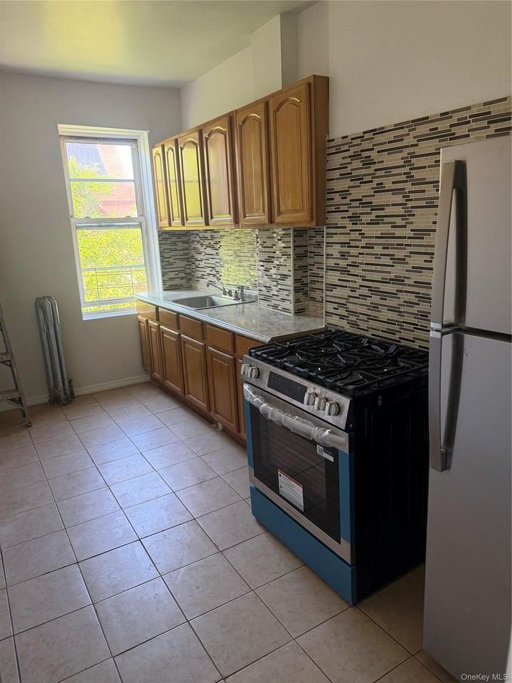 9136 Lefferts Blvd - Photo 3 of 12