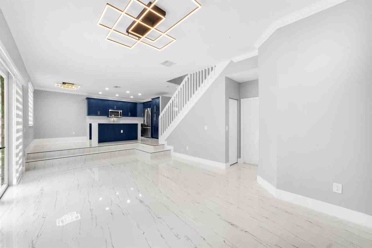 5233 Sw 155th Way - Photo 3 of 8