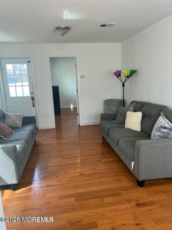 317 Roosevelt Ave - Photo 3 of 8