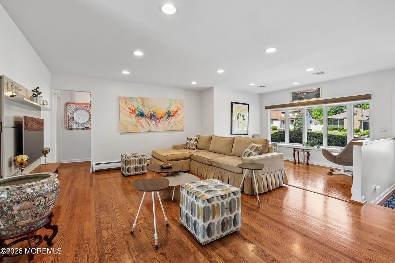 207 Stoughton Ave - Photo 3 of 22