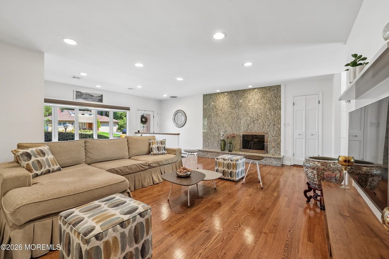 207 Stoughton Ave - Photo 4 of 22