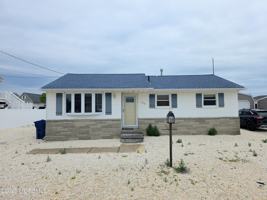 featured image of 129 E Raritan Dr