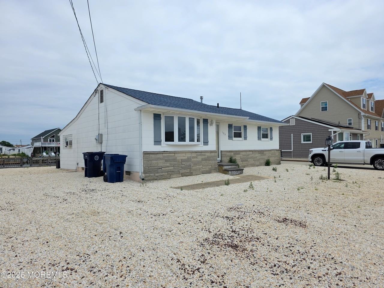 129 E Raritan Dr - Photo 2 of 17