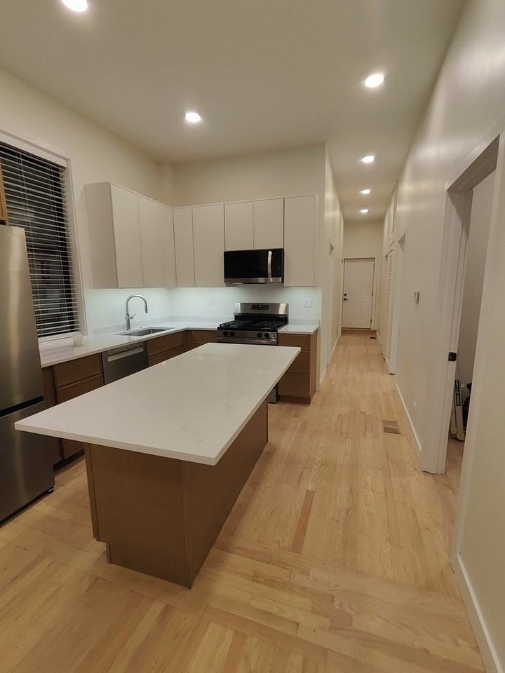 2132 W Potomac Ave #1 - Photo 3 of 11