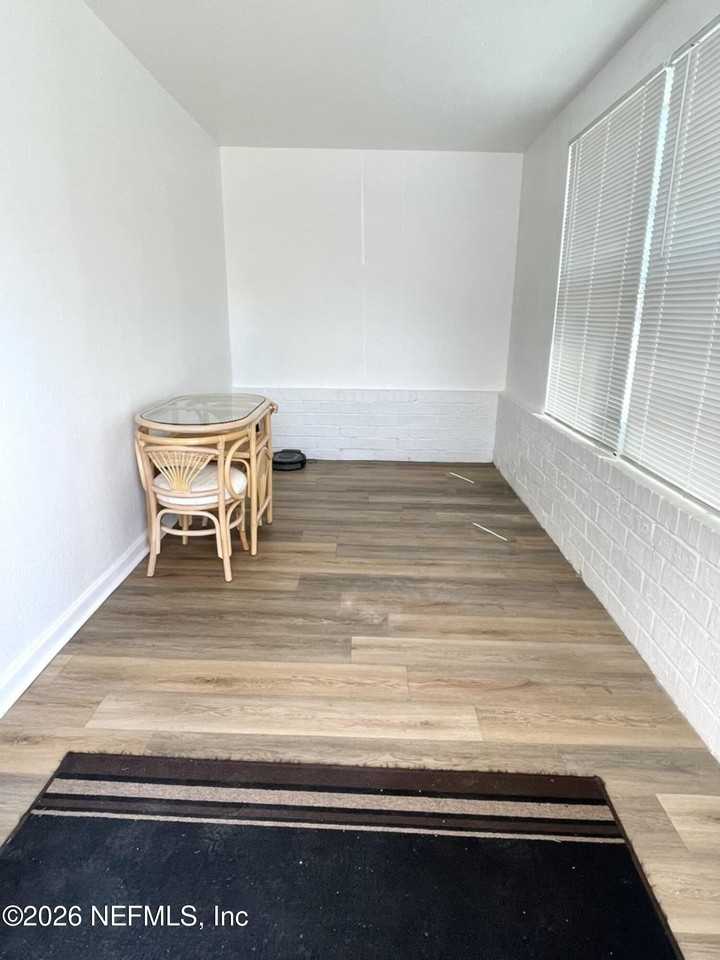 5949 Maple Leaf Dr N - Photo 2 of 11