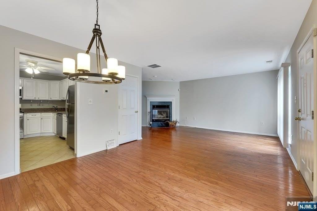 1015 Cumberland Ct - Photo 5 of 33
