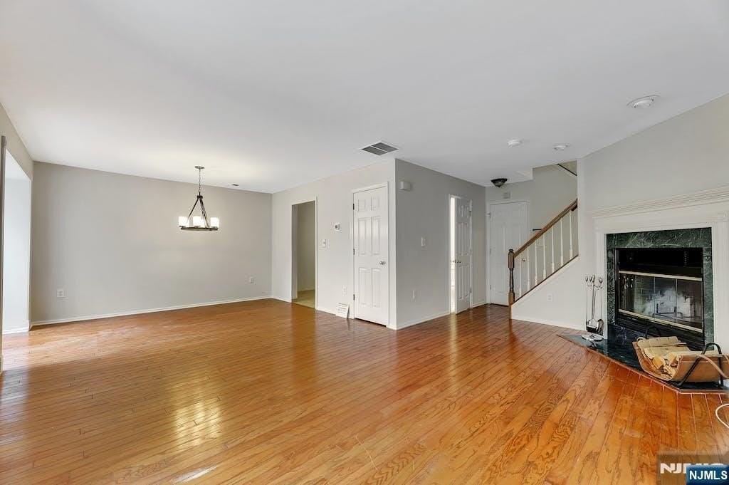 1015 Cumberland Ct - Photo 6 of 33