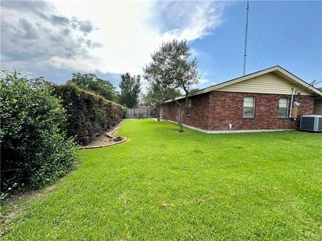677 Fairlawn Dr - Photo 2 of 15