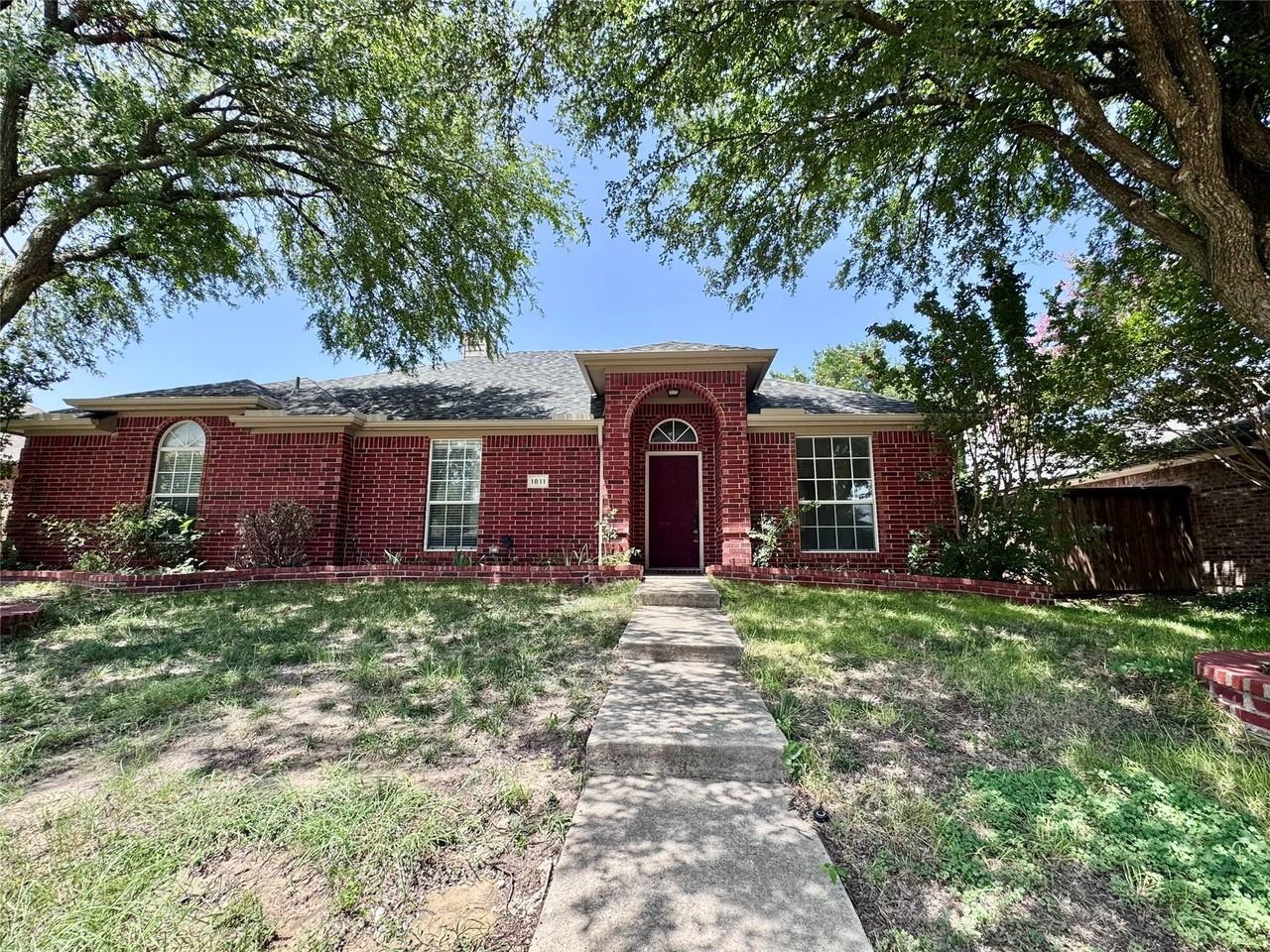 1811 Lake Travis Dr - Photo 2 of 24