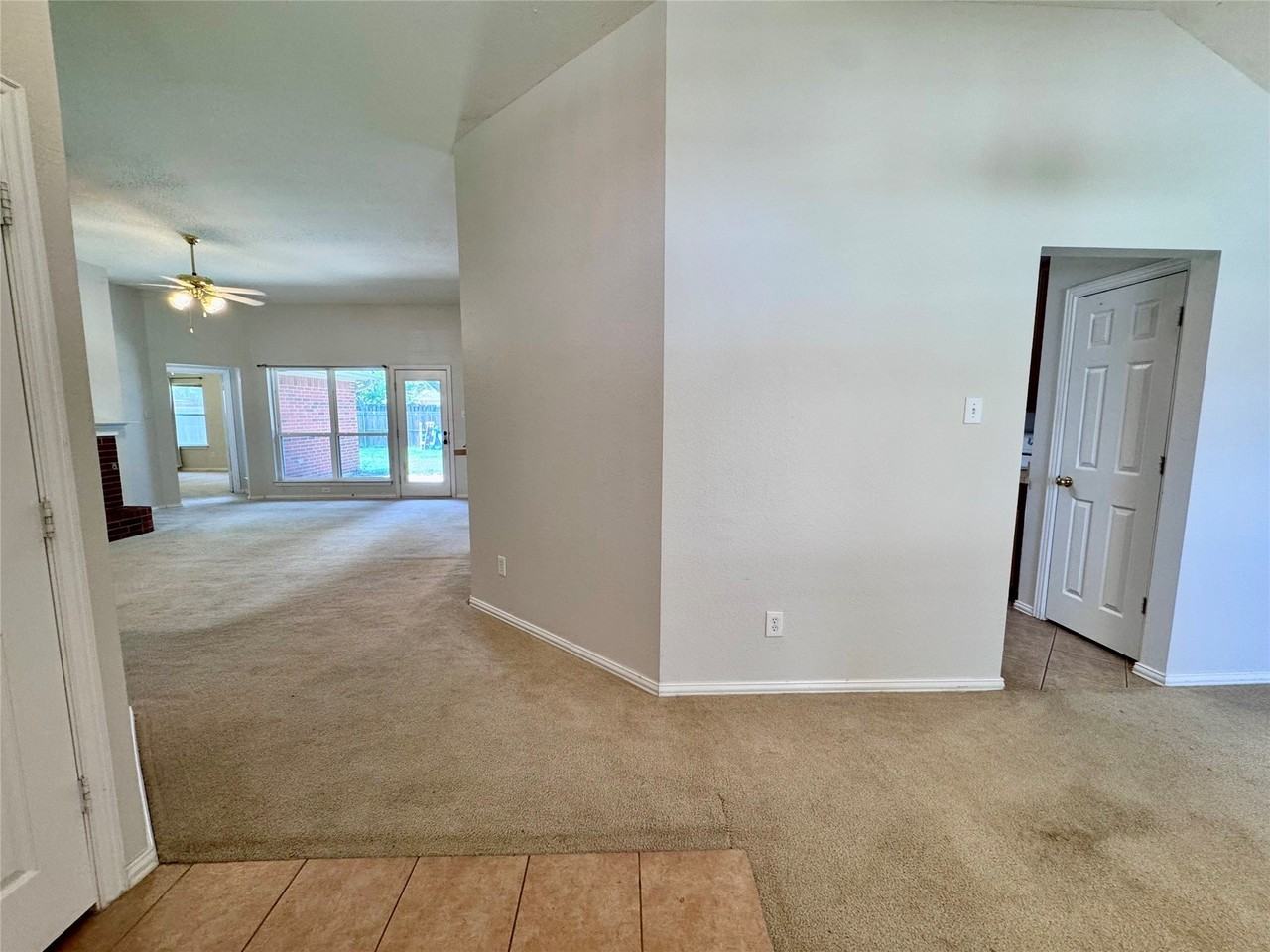 1811 Lake Travis Dr - Photo 3 of 24
