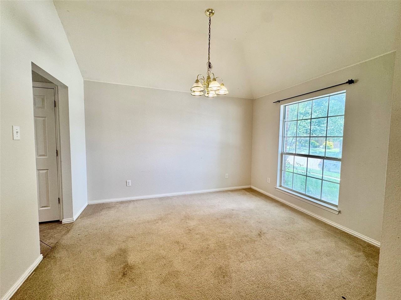 1811 Lake Travis Dr - Photo 4 of 24
