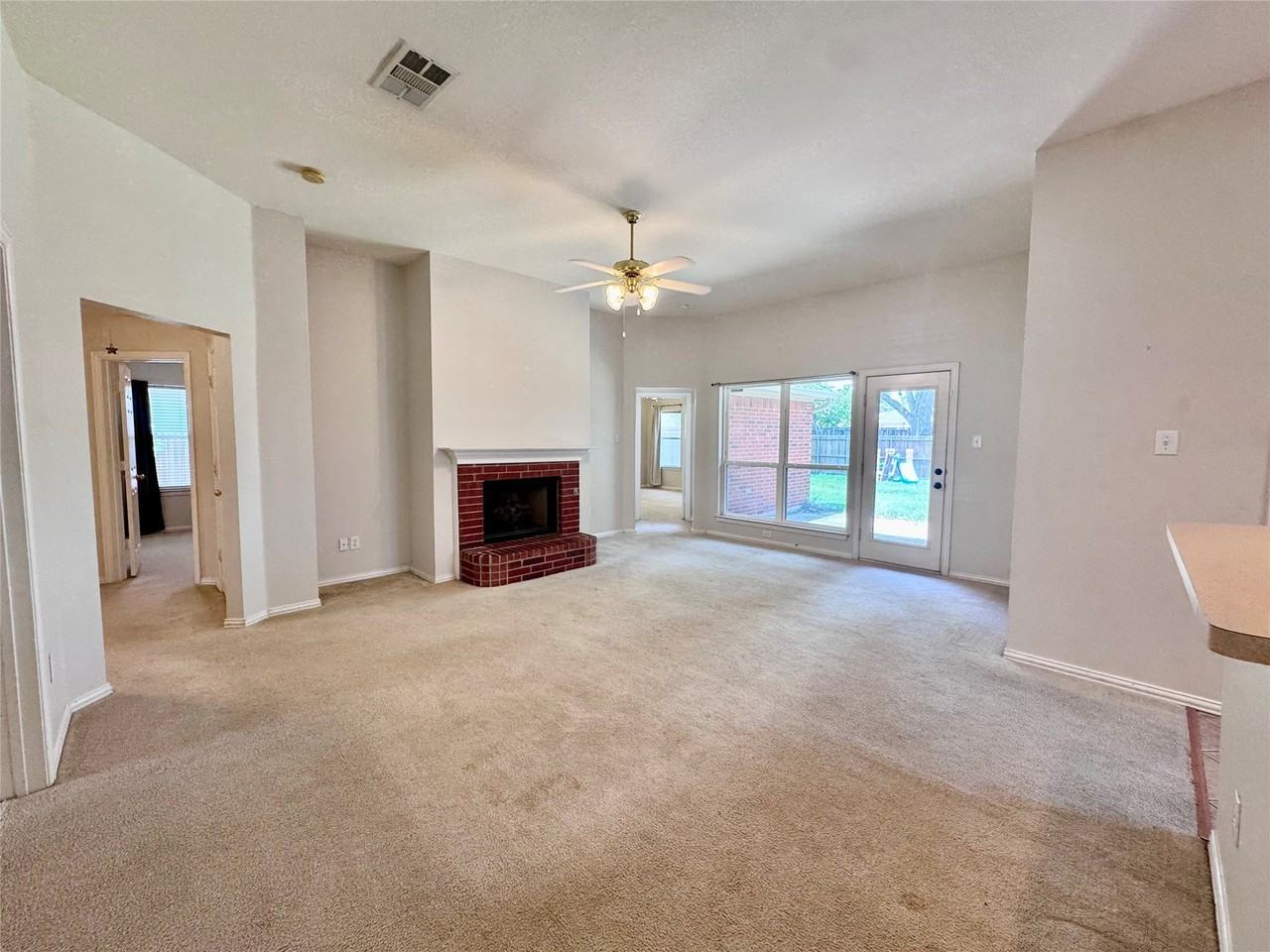 1811 Lake Travis Dr - Photo 5 of 24