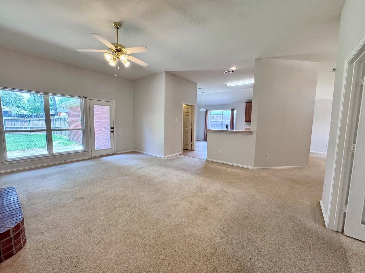 1811 Lake Travis Dr - Photo 6 of 24
