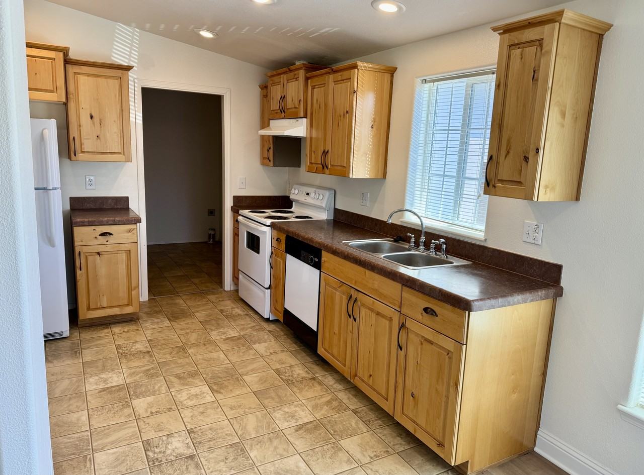 1015 Oak St #1 - Photo 4 of 10