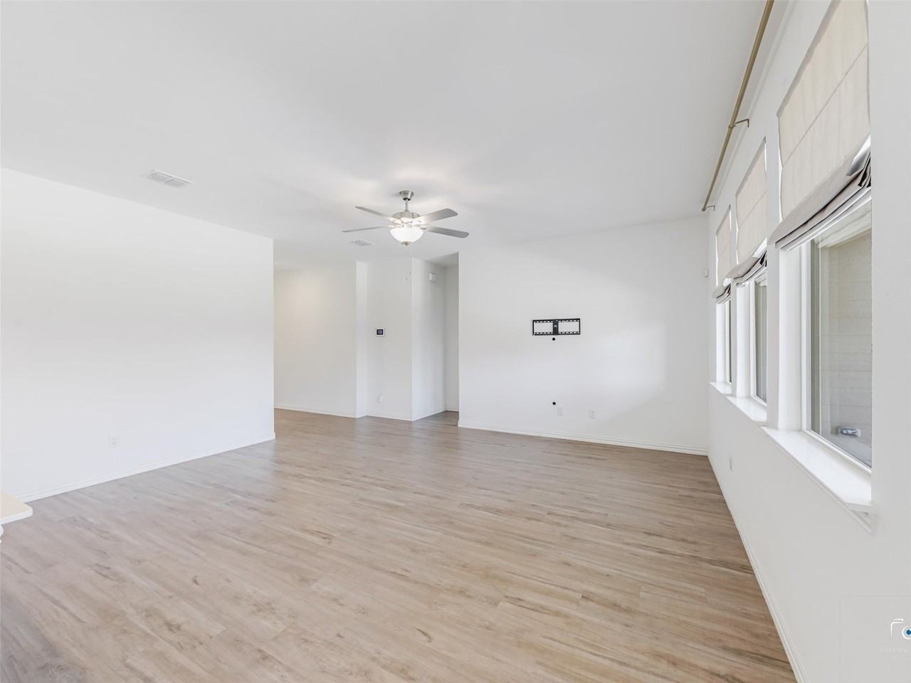 5028 Waterway Dr - Photo 4 of 21