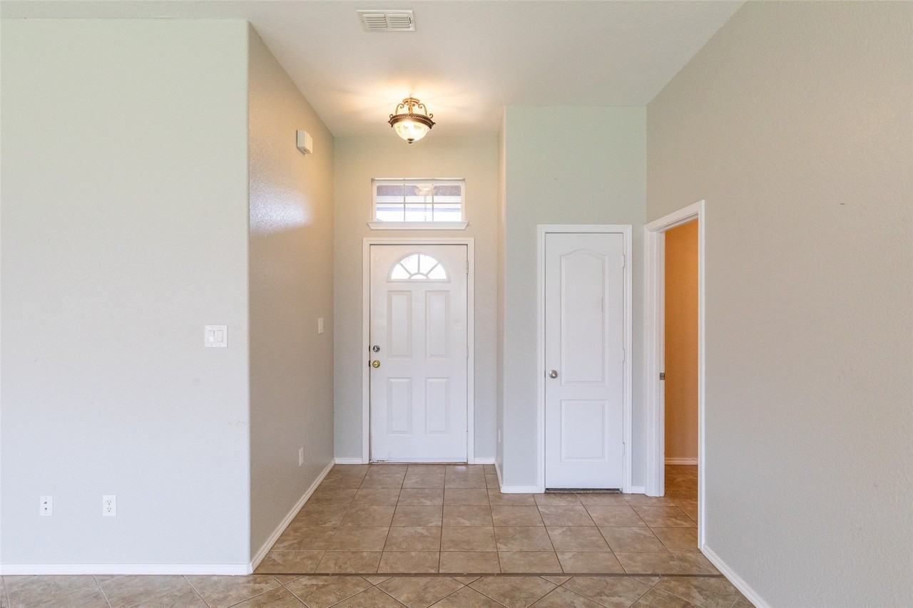 6641 Sutherland St - Photo 5 of 30