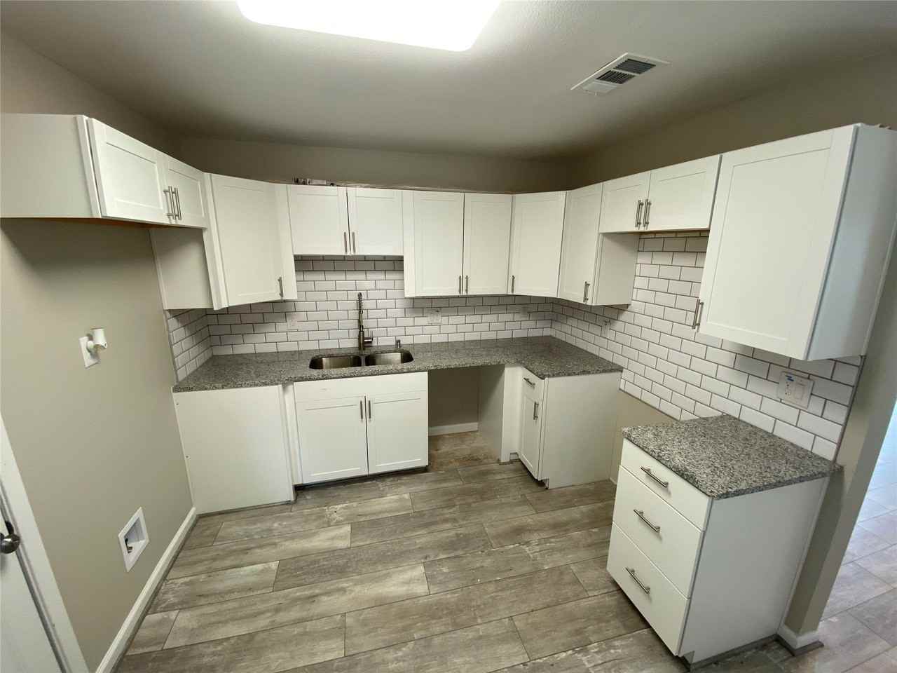 2211 W Illinois Ave - Photo 2 of 10