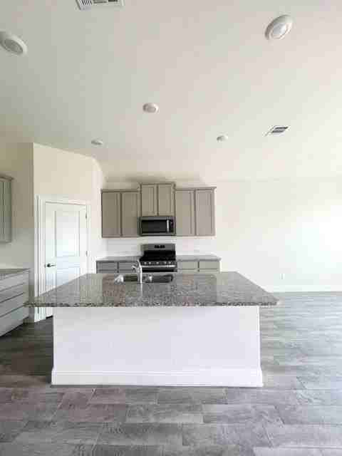 11000 Glover Ln - Photo 7 of 39