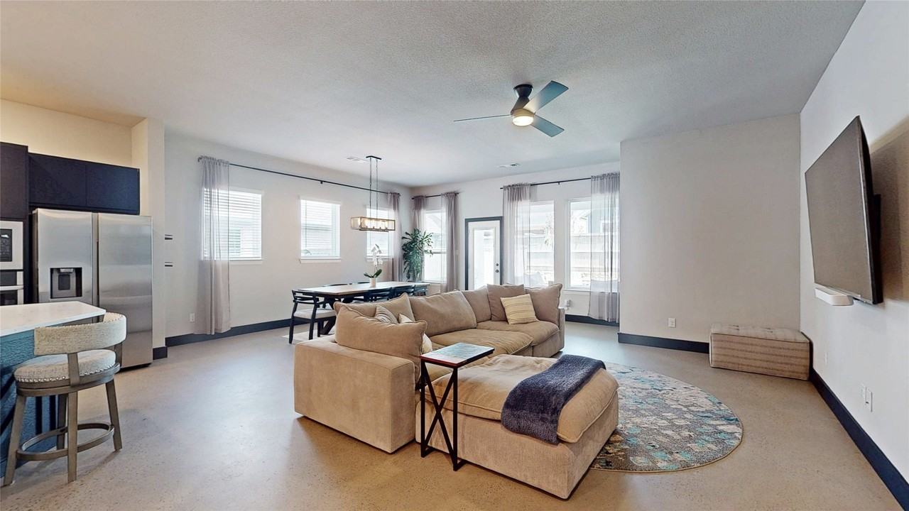 2504 Lazy Dog Ln - Photo 4 of 34